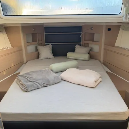 Stilvolle Bootsunterkunft Für Bis Zu 4 Personen Hotel en barco Kolonie Zern