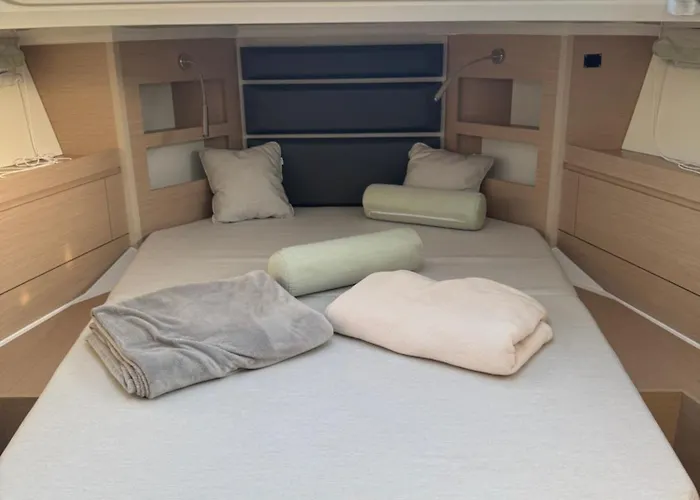 Stilvolle Bootsunterkunft Für Bis Zu 4 Personen Hotel en barco Kolonie Zern